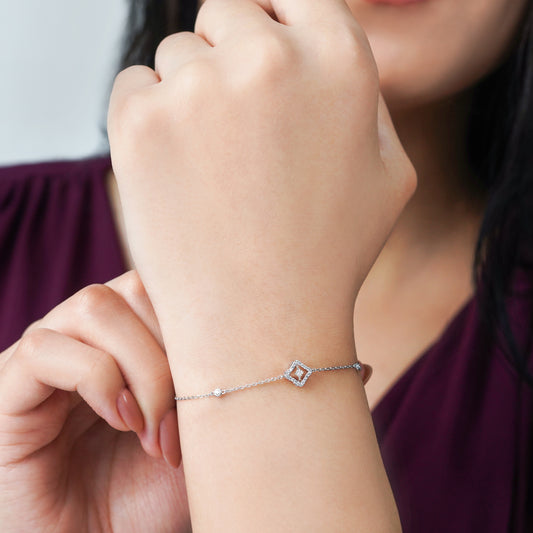 18k white gold bracelet decorated by natural diamond