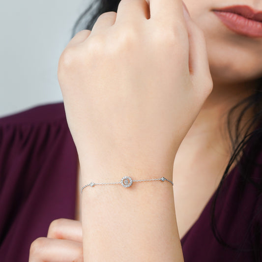 18k white gold bracelet decorated by natural diamond