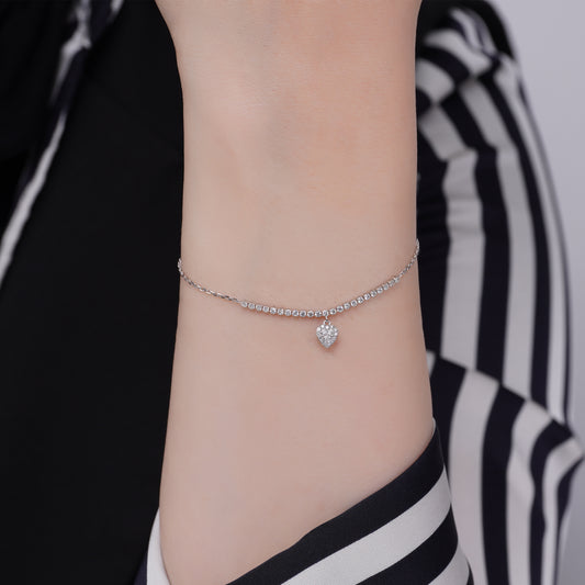 18k white gold adjustable bracelet with a dangling heart-shaped pendant decorated with natural diamond stones | Trendy collection