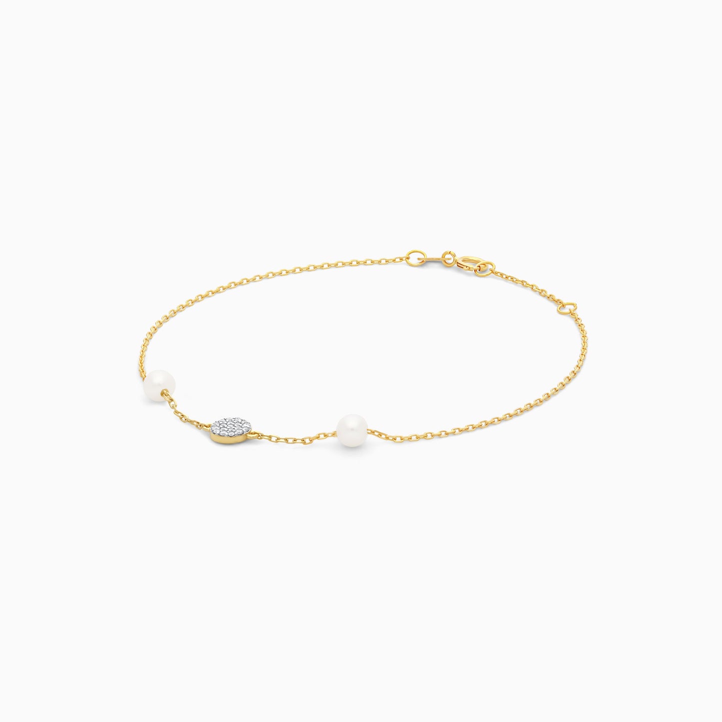 سوار من مجموعة دانا مصنوع من الذهب الأصفر عيار 18 قيراطًا مرصع بدائرة من الألماس الطبيعي واللؤلؤ