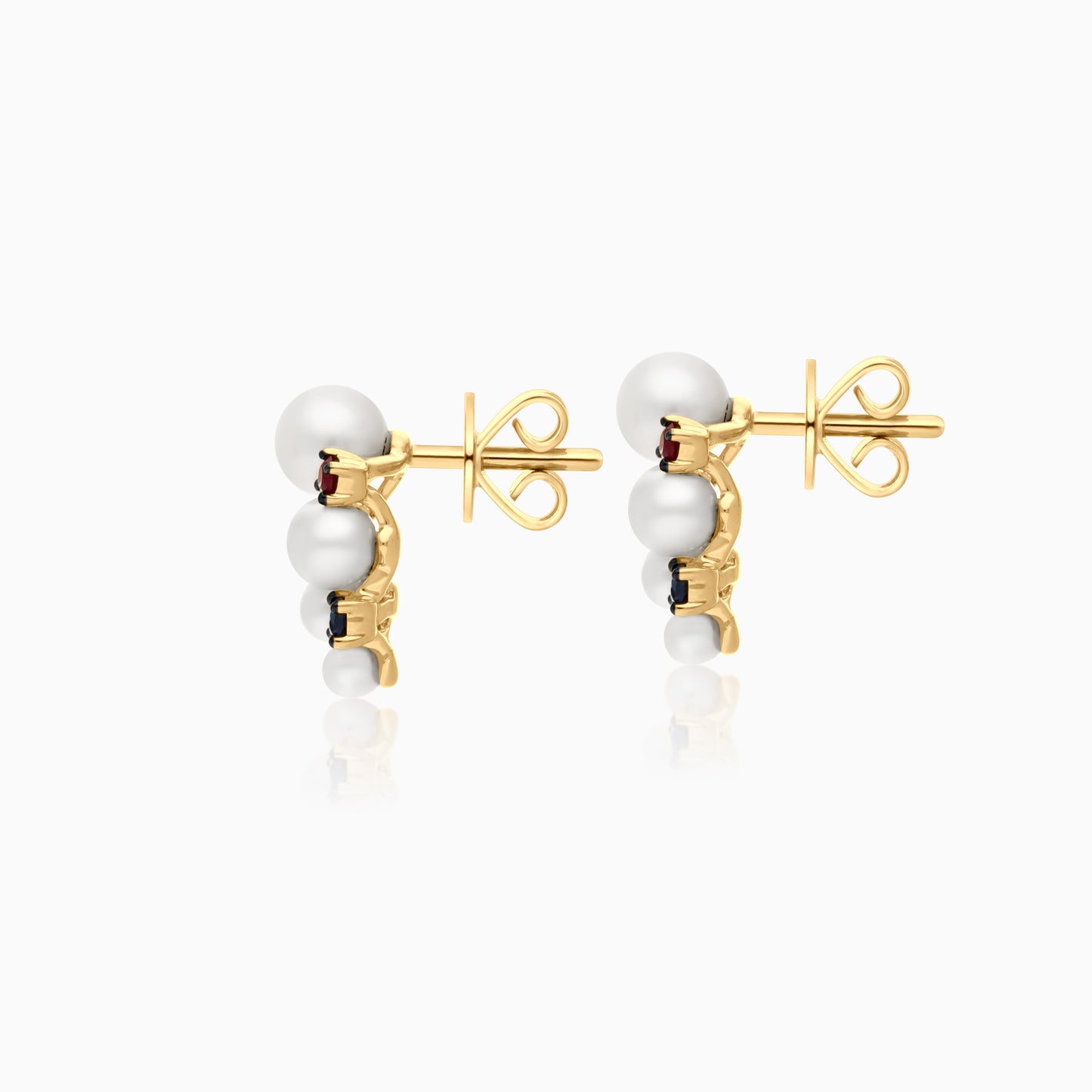 أقراط مرصعة بالذهب الأصفر عيار 18 قيراطًا، مزينة باللؤلؤ والماس الطبيعي والزمرد والياقوت الأزرق والياقوت الأحمر | مجموعة دانا