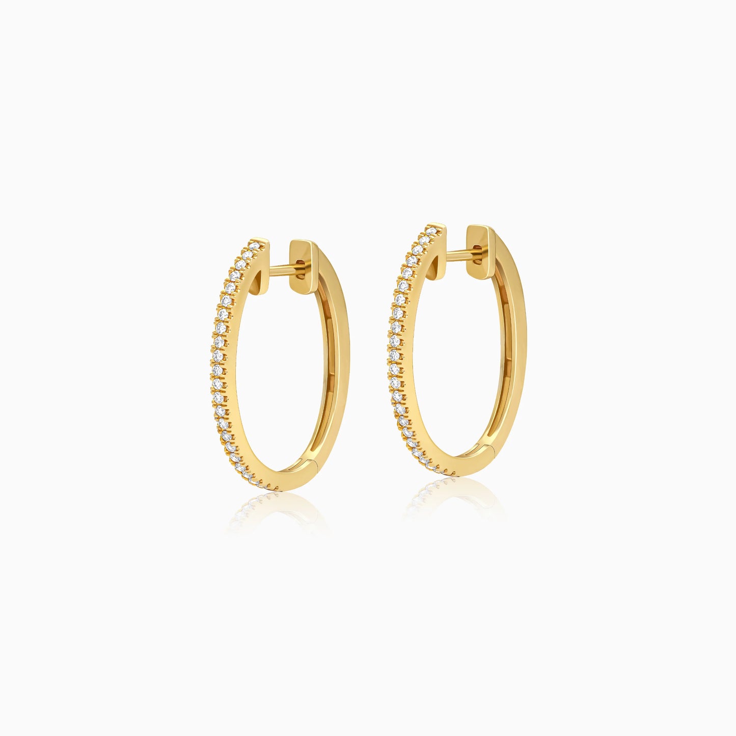Elegant 18K Yellow Gold pair of earrings decorated with natural Diamond Round Shape Hoops