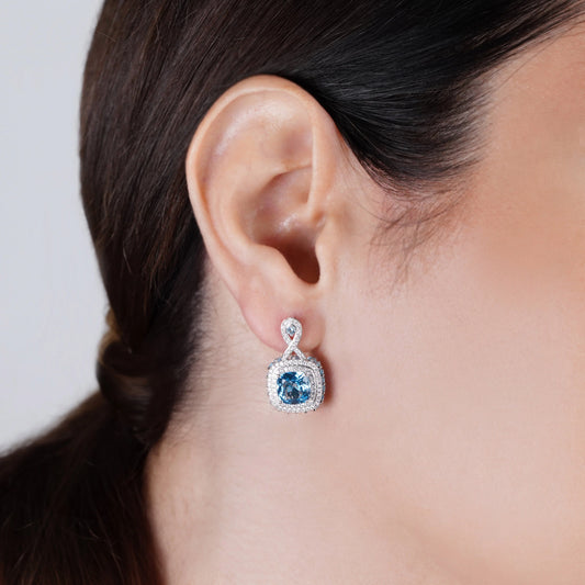 قرط من الذهب الأبيض عيار 18 قيراطًا مرصع بحجر ألماس طبيعي مذهل وحجر توباز أزرق