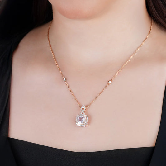 قلادة من الذهب الوردي عيار 18 قيراطًا تتميز بحجر ألماس طبيعي مذهل وأحجار كوارتز وردية