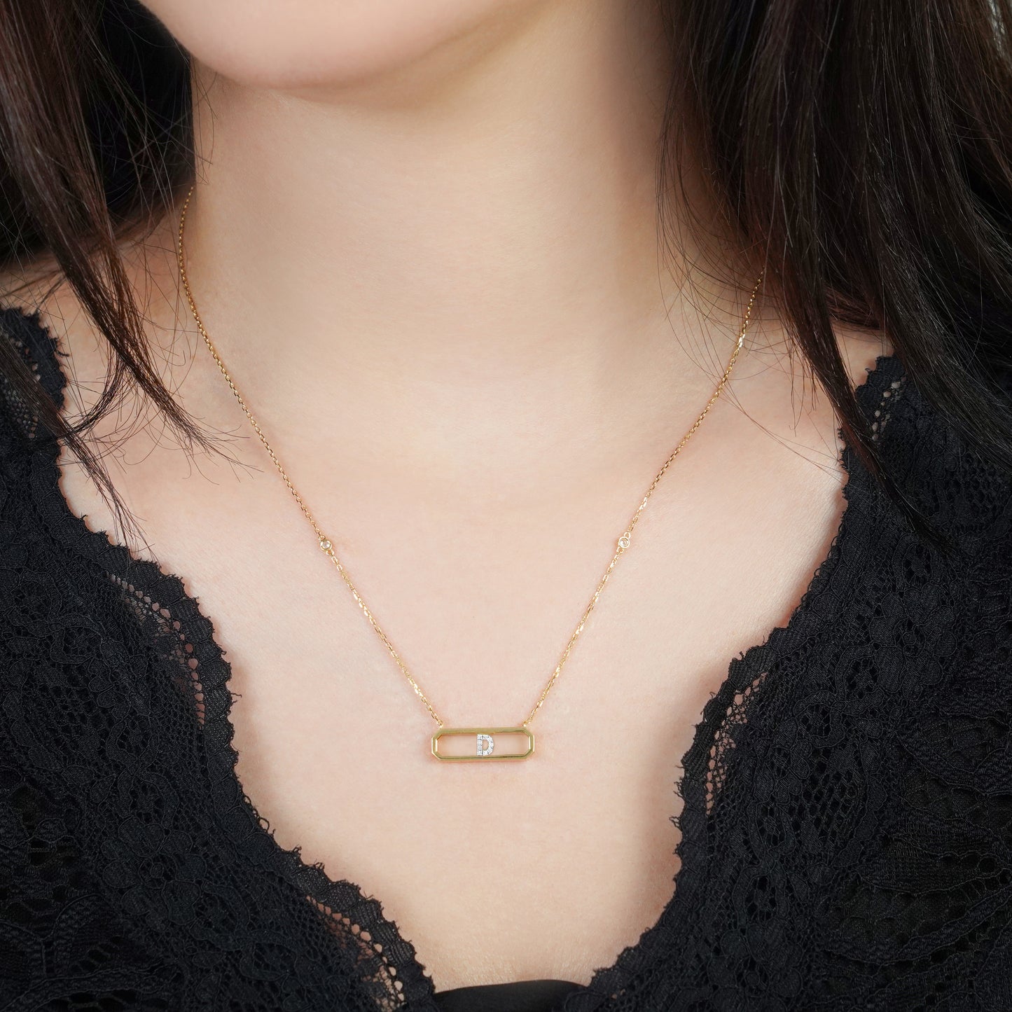 قلادة من الذهب الأصفر عيار 18 قيراطًا على شكل حرف "D" مزينة بالألماس الطبيعي