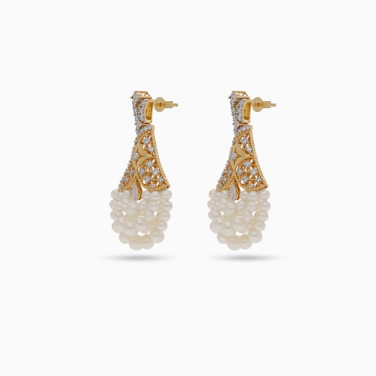 أقراط من الذهب الأصفر عيار 18 قيراطًا مزينة بالألماس الطبيعي واللؤلؤ