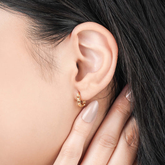 أقراط حلقية من الذهب عيار 18 قيراط بتصميم حرف U