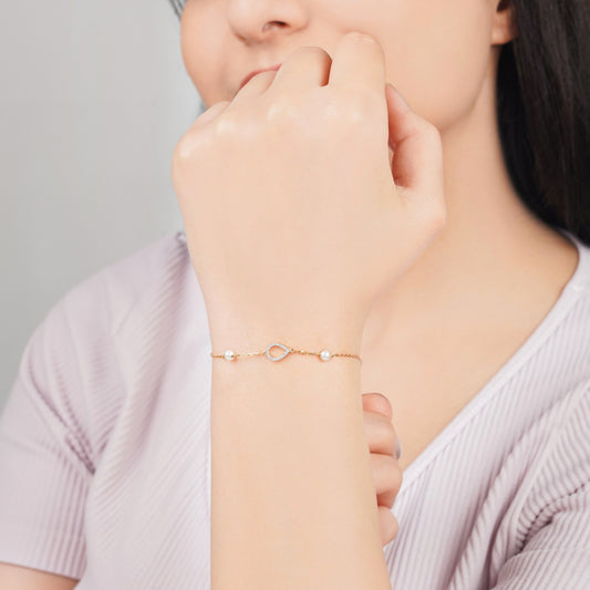 18K Yellow Gold Almond-Shaped Bracelet with Diamonds and White Pearls – Danah Collection