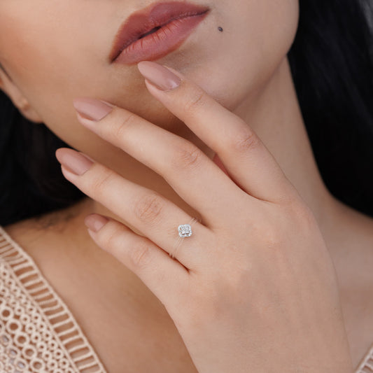 18K White Gold Ring with Fish Thread Design – Floats Collection