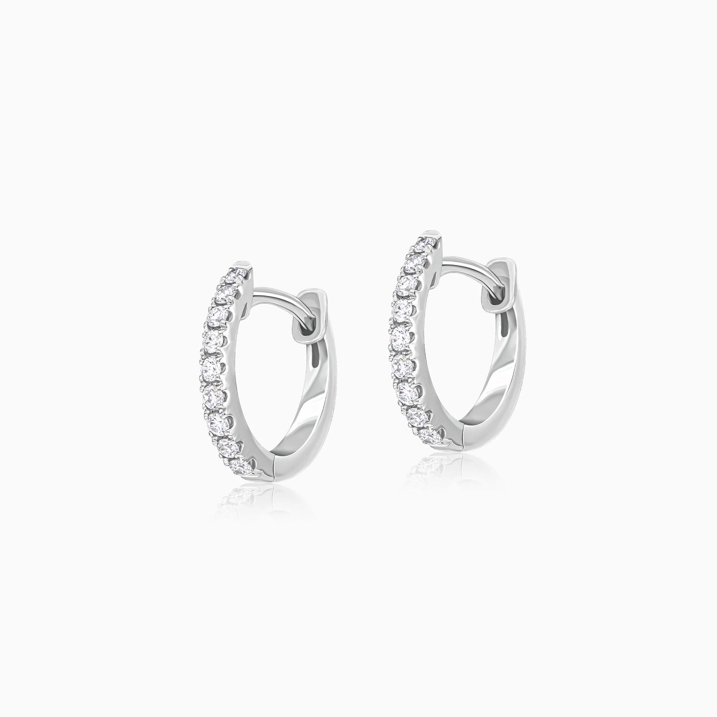 أقراط أنيقة من الذهب الأبيض عيار 18 قيراطًا مرصعة بألماس طبيعي دائري الشكل