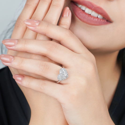 18K WHITE GOLD RING WITH HEART SHAPED DECORATED BY NATURAL DIAMOND BAGUETTE