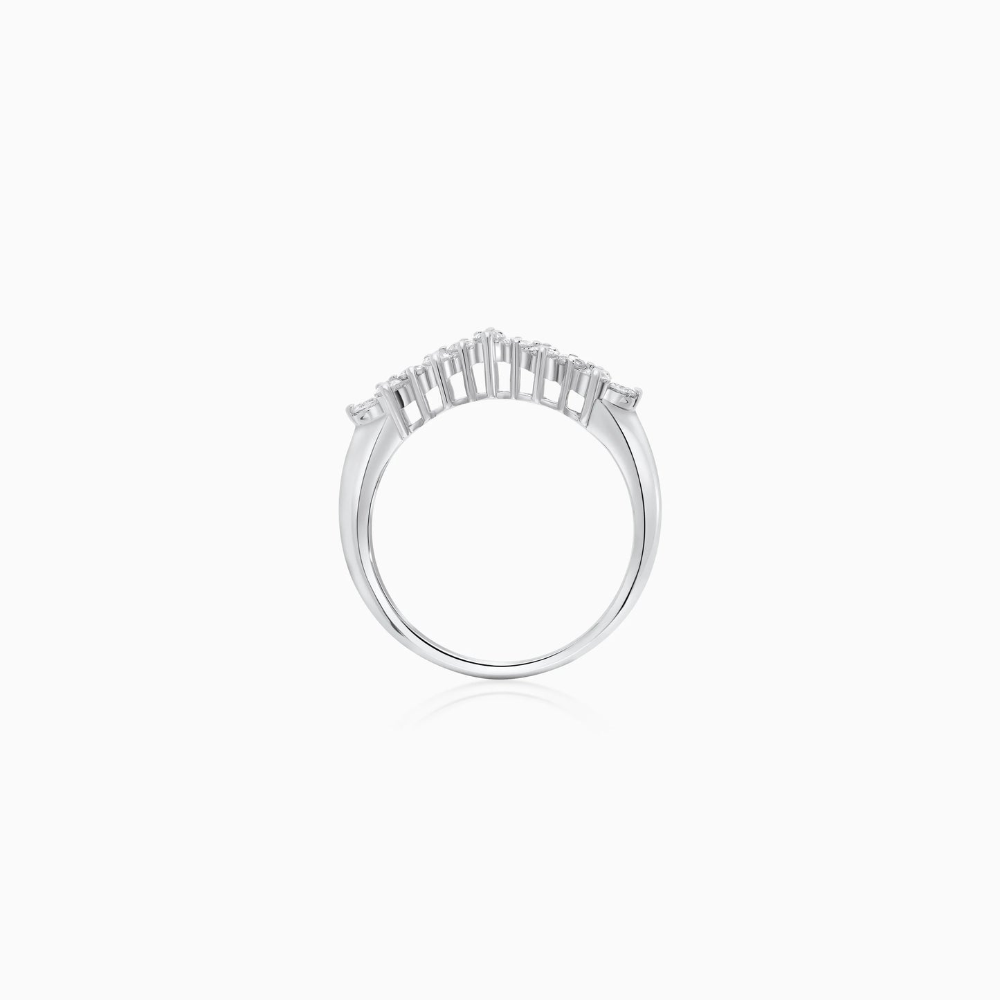 18k white gold ring decorated with natural diamonds stones