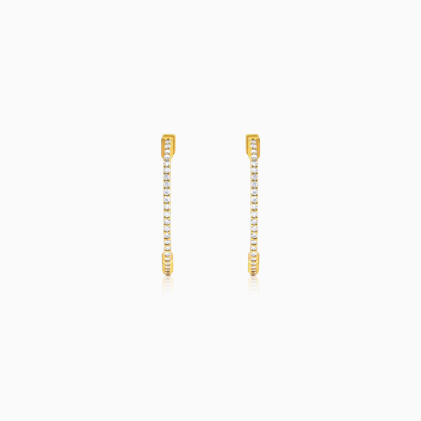 أقراط أنيقة من الذهب الأصفر عيار 18 قيراطًا مرصعة بألماس طبيعي دائري الشكل