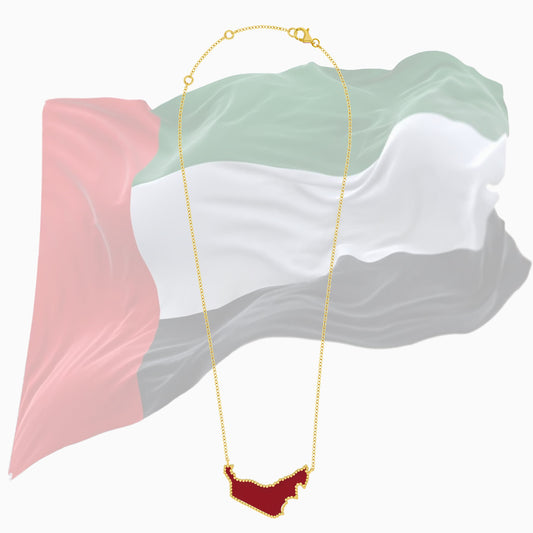قلادة من الذهب الأصفر عيار 18 قيراطًا تحمل خريطة الإمارات العربية المتحدة، مزينة بأحجار المرجان، احتفالًا باليوم الوطني.