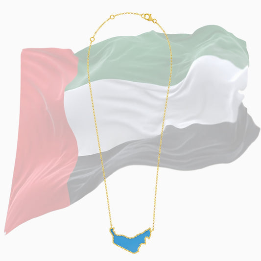 قلادة من الذهب الأصفر عيار 18 قيراطًا على شكل خريطة الإمارات العربية المتحدة مزينة بالفيروز احتفالًا باليوم الوطني