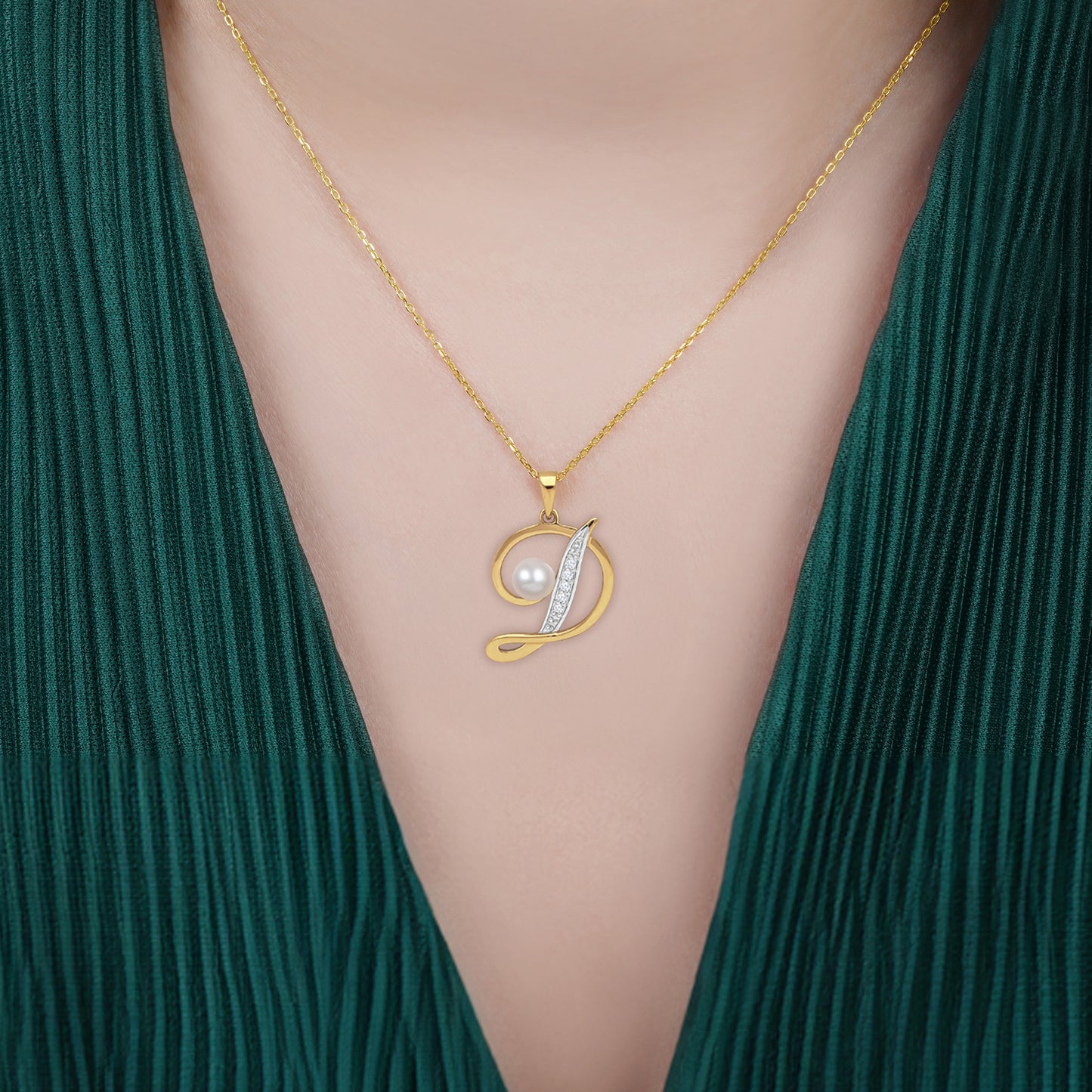 سلسلة من الذهب الأصفر عيار 18 قيراطًا مع قلادة على شكل حرف "D" مزينة بالألماس الطبيعي واللؤلؤ