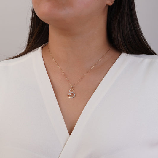 قلادة من الذهب الأصفر عيار 18 قيراطًا على شكل حرف "S" مرصعة بالألماس الطبيعي واللؤلؤ