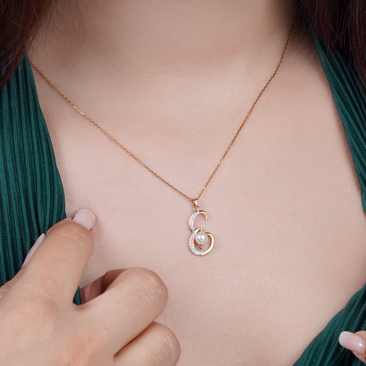 قلادة من الذهب الأصفر عيار 18 قيراطًا على شكل حرف "e" مرصعة بالألماس الطبيعي واللؤلؤ