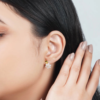 أقراط من الذهب عيار 18 قيراطًا بتصميم زهرة من عرق اللؤلؤ الأبيض والزركون