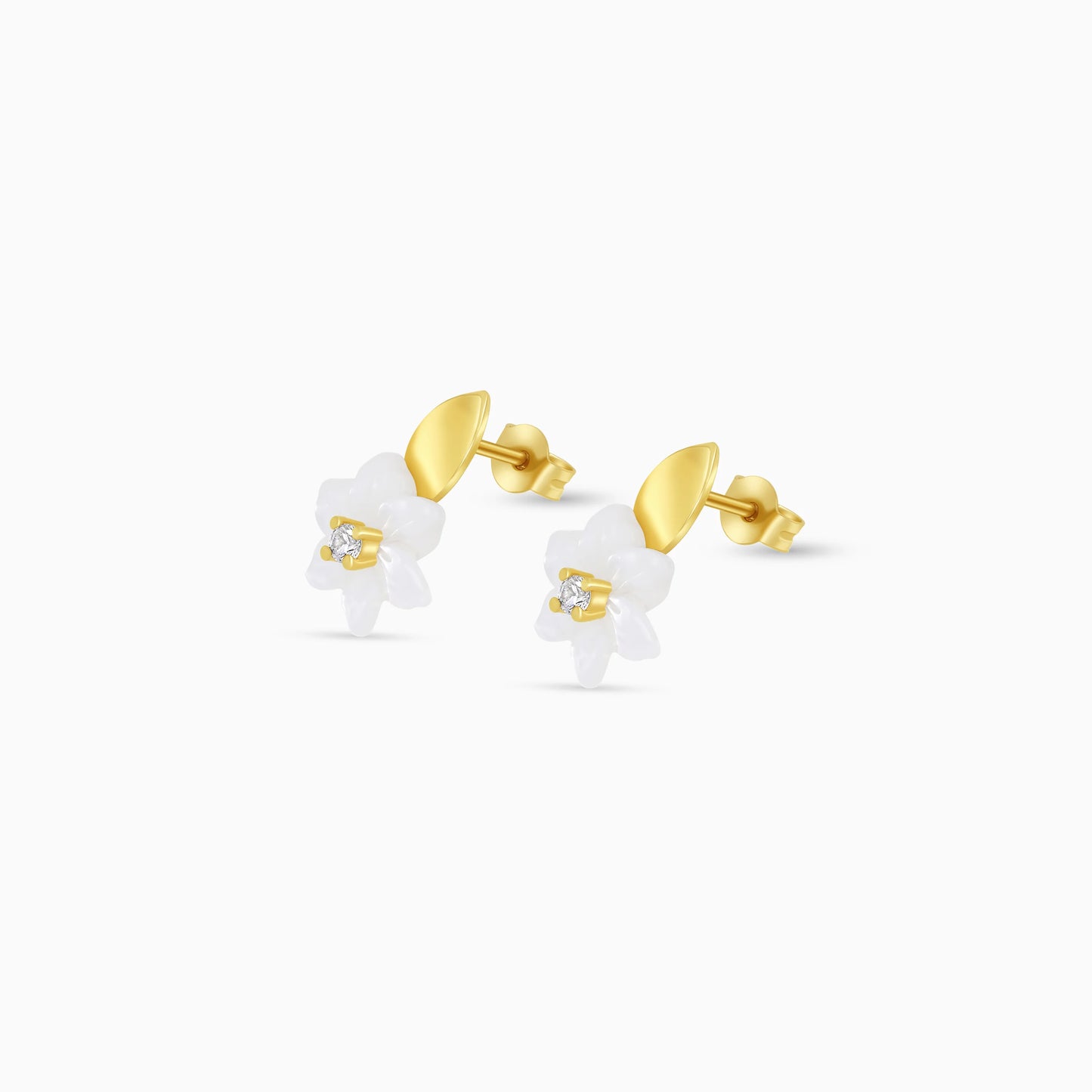 أقراط من الذهب عيار 18 قيراطًا بتصميم زهرة من عرق اللؤلؤ الأبيض والزركون