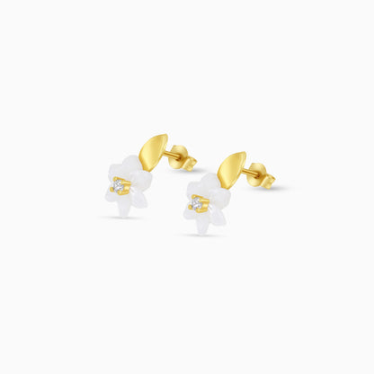 أقراط من الذهب عيار 18 قيراطًا بتصميم زهرة من عرق اللؤلؤ الأبيض والزركون