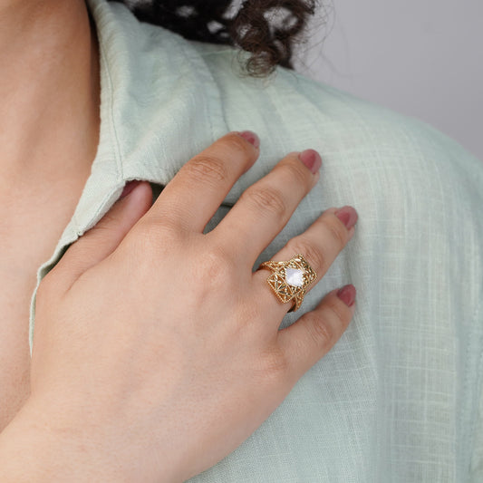 18K YELLOW GOLD RING WITH MOTHER OF PEARL