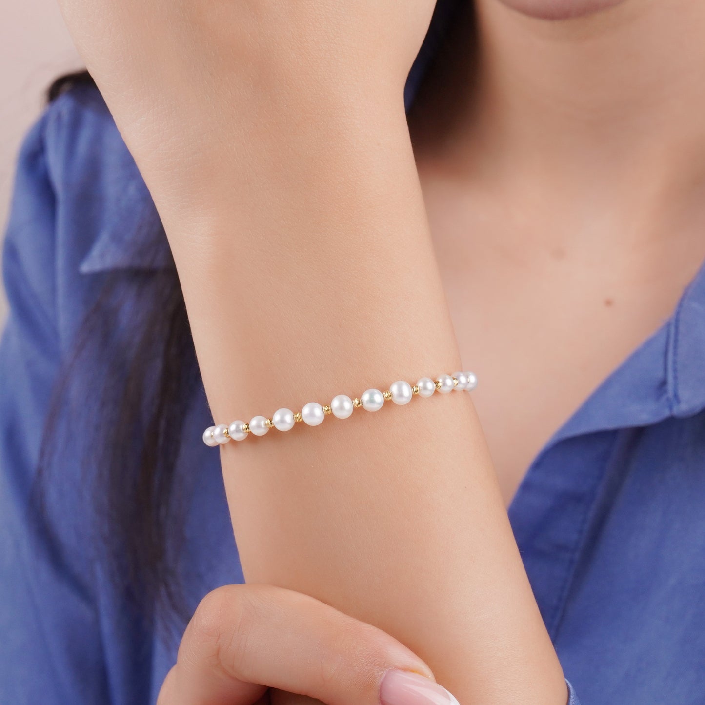 18k yellow gold bangle decorated with white pearls - from Danah