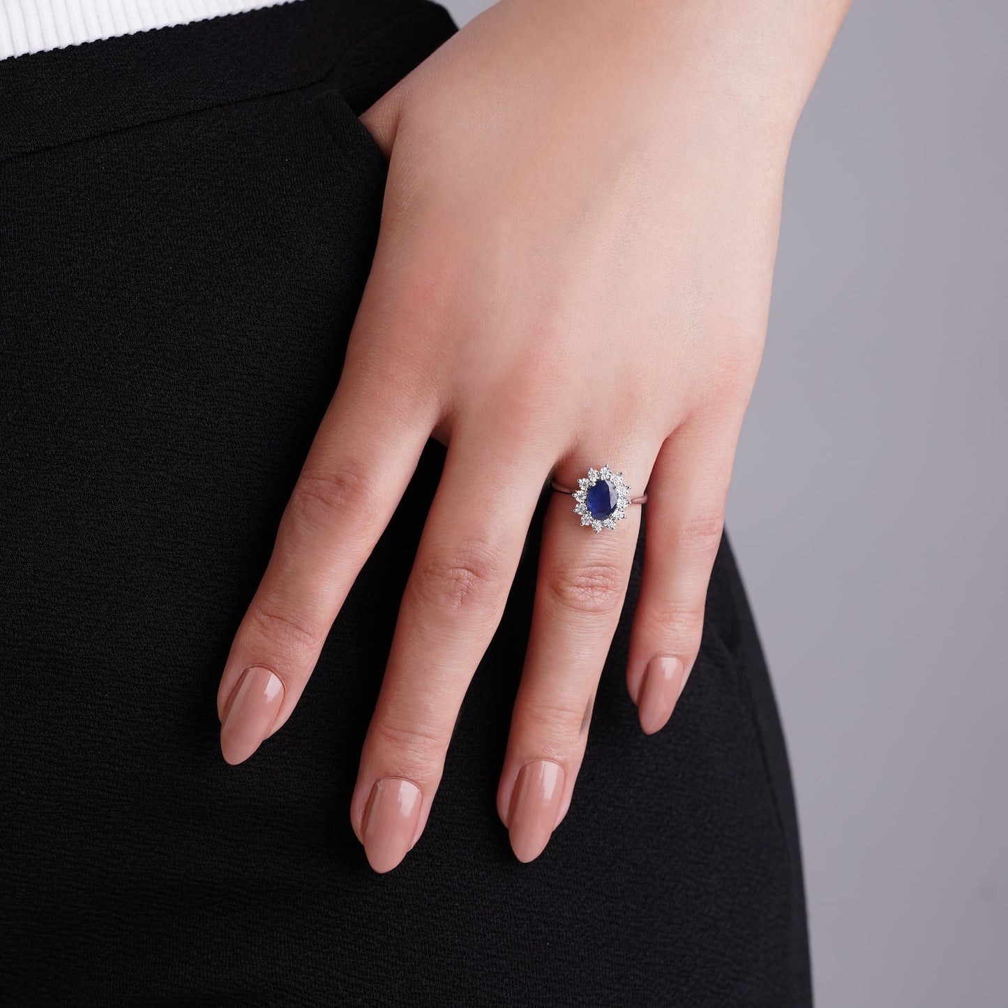 خاتم من الذهب الأبيض عيار 18 قيراطًا مرصع بالألماس والياقوت - مجموعة ديانا