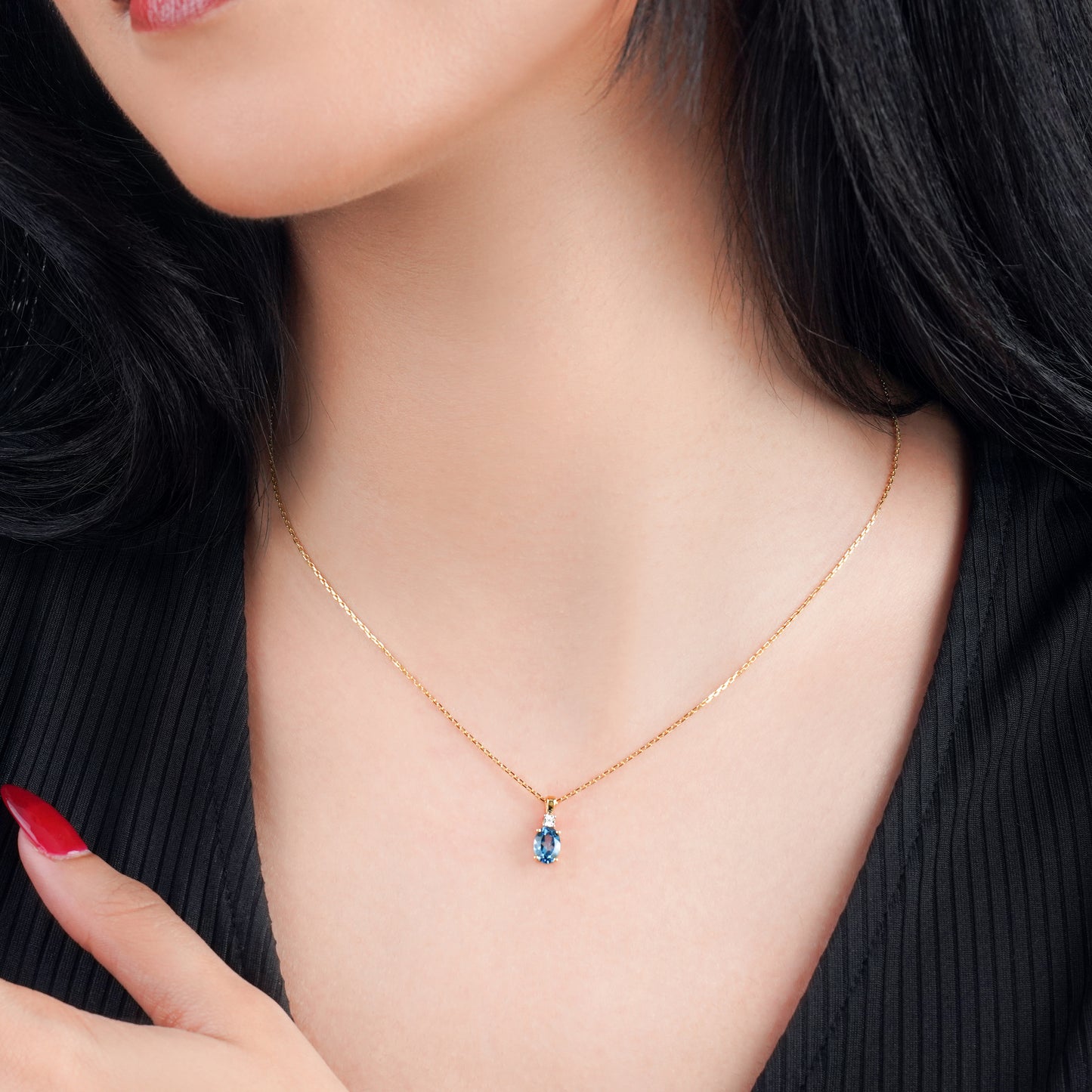18K Yellow Gold Chain with pendant decorated with Natural diamond and Blue Topaz