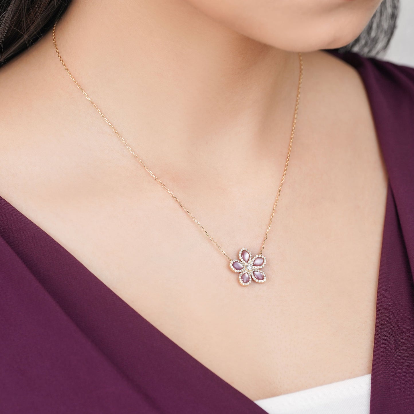 18k yellow gold Necklace flower shape decorated with natural diamond and Pink Mother of pearl