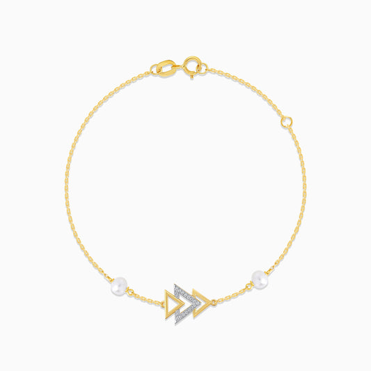 18k yellow gold bracelet adorned with two arrow-shaped and one accented with sparkling diamonds and pearls on the sides | Danah