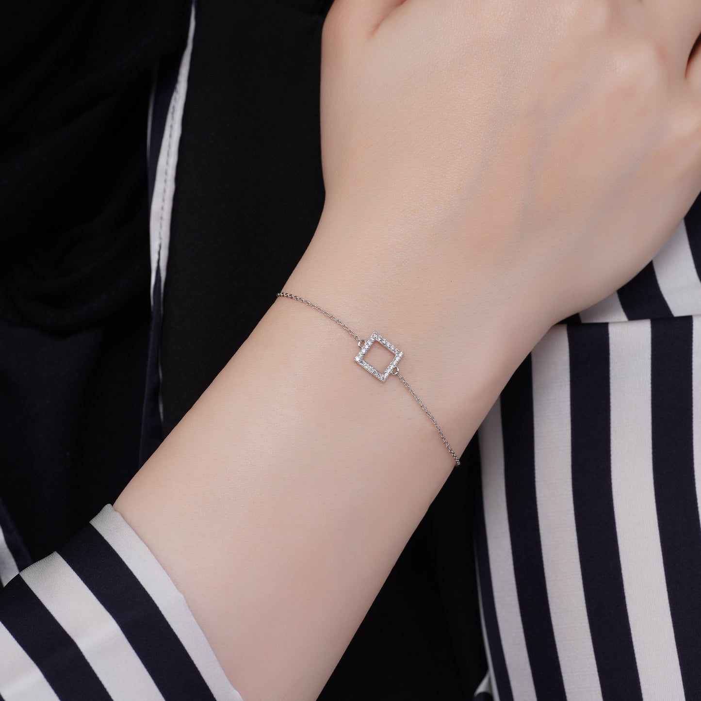 سوار قابل للتعديل من الذهب الأبيض عيار 18 قيراطًا، مربع الشكل، مزين بأحجار ألماس طبيعية مستديرة | مجموعة عصرية