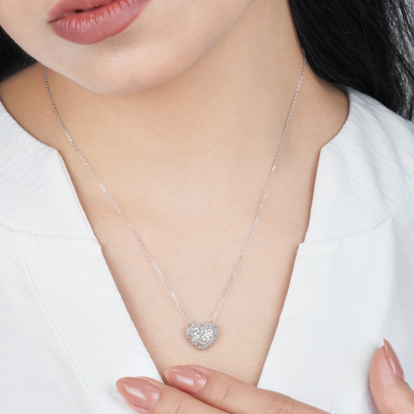 18K WHITE GOLD NECKLACE WITH HEART SHAPE DECORATED WITH NATURAL DIAMOND BAGUETTE