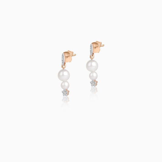 أقراط من الذهب الوردي عيار 18 قيراطًا مرصعة بالألماس الطبيعي مع لآلئ متدلية | مجموعة دانا