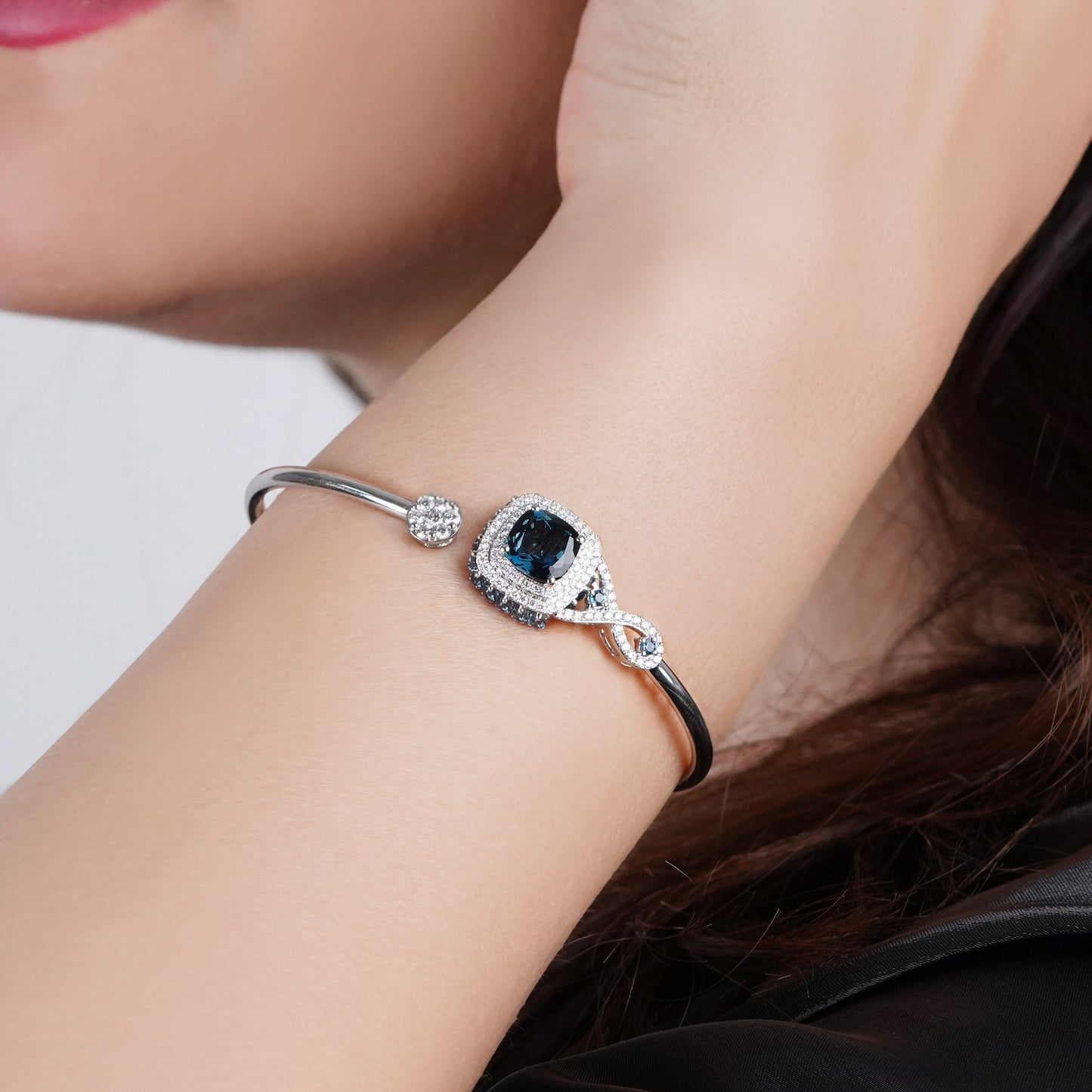18K White Gold bangle featuring a stunning Natural Diamond and London blue Topaz stones