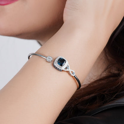 18K White Gold bangle featuring a stunning Natural Diamond and London blue Topaz stones