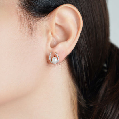 أقراط من الذهب الأصفر عيار 18 قيراطًا مرصعة باللؤلؤ وأحجار الزركون من مجموعة دانا