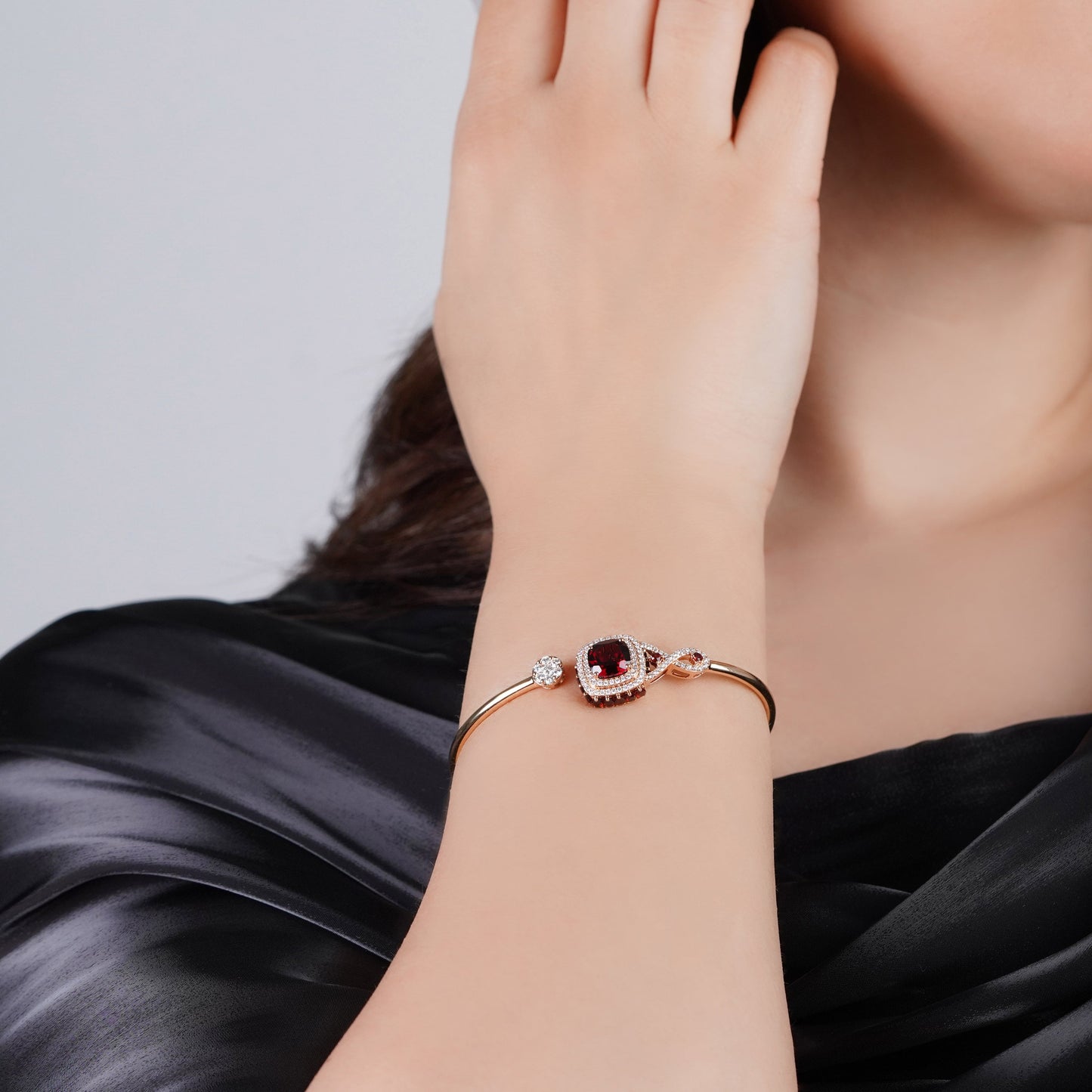 18K Rose Gold Bangle featuring a stunning Natural Diamond and Garnet