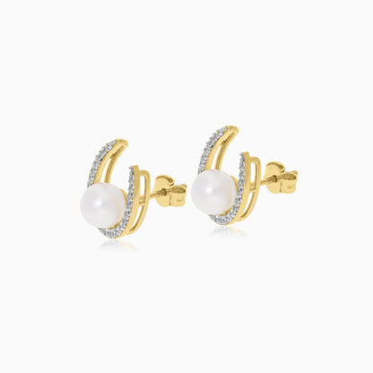 أقراط من الذهب الأصفر عيار 18 قيراطًا مرصعة باللؤلؤ وأحجار الزركون من مجموعة دانا