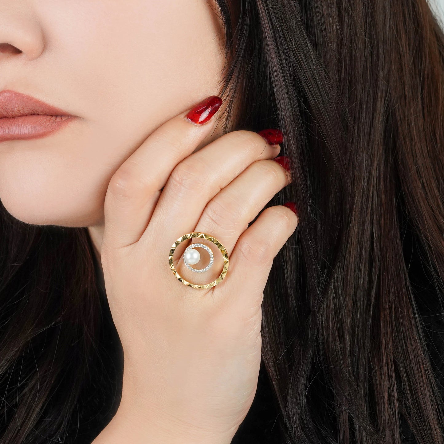 18K yellow gold ring with a single pearl and sparkling zircon stones from the Danah Collection