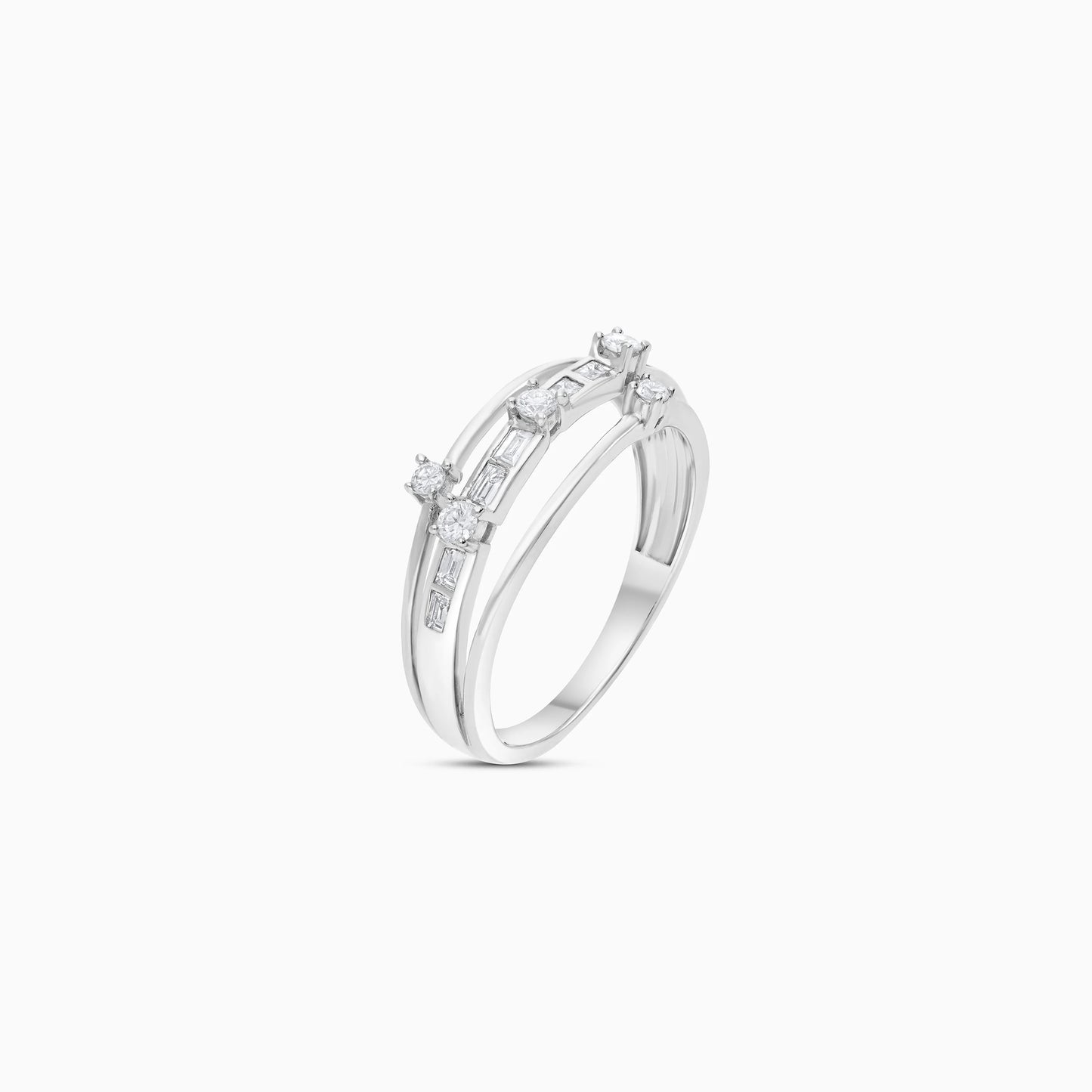 18K WHITE GOLD RING DECORATED WITH NATURAL DIAMOND STONES