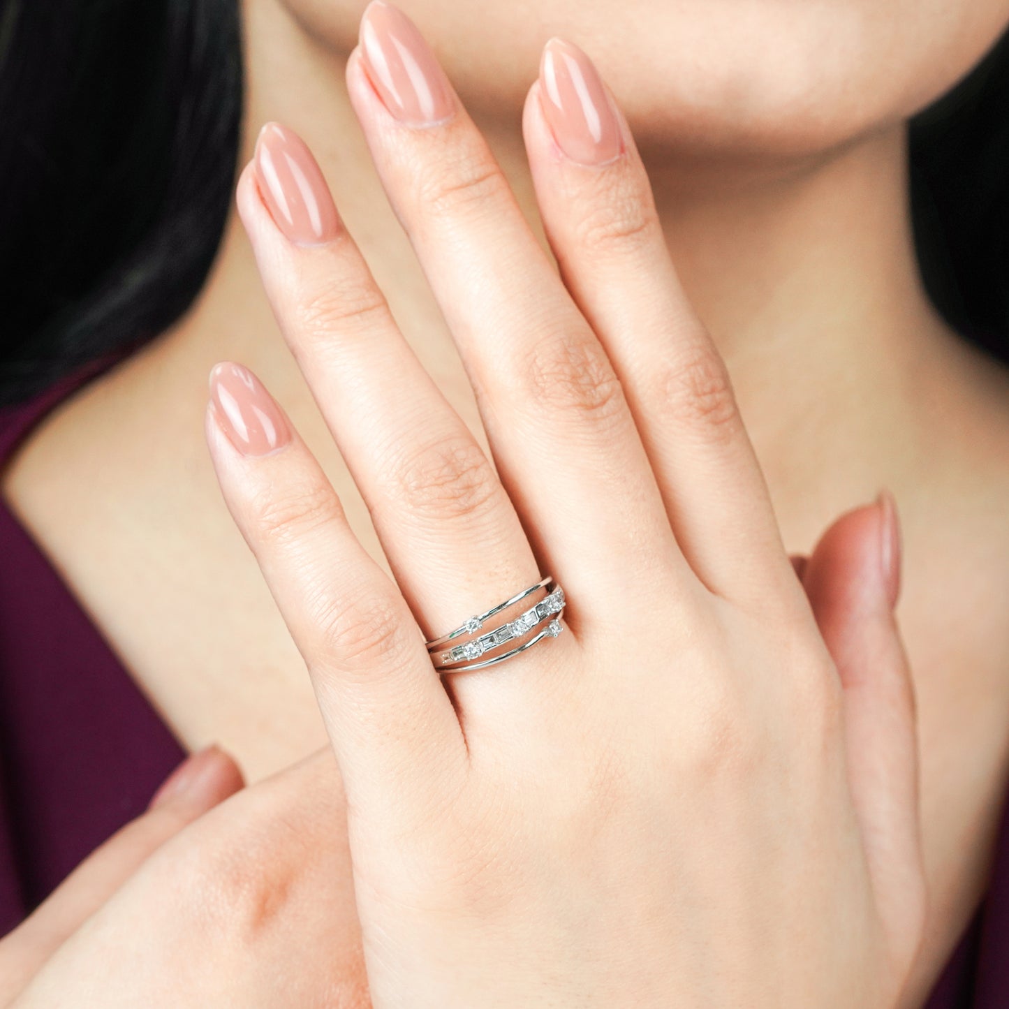 خاتم من الذهب الأبيض عيار 18 قيراطًا مزين بأحجار الماس الطبيعية