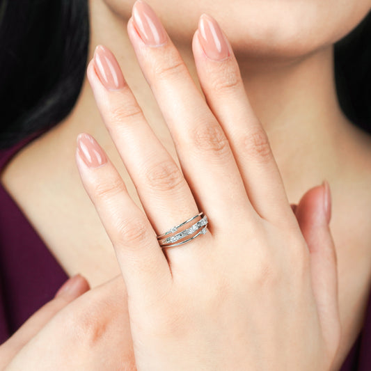 18K WHITE GOLD RING DECORATED WITH NATURAL DIAMOND STONES