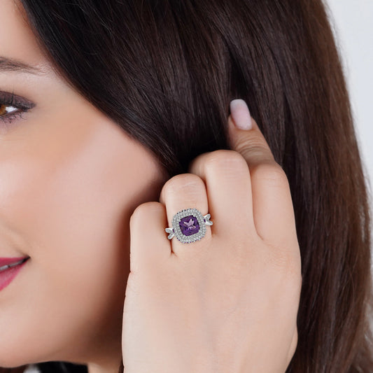 خاتم من الذهب الأبيض عيار 18 قيراطًا مرصع بماسة طبيعية مذهلة وحجر الجمشت