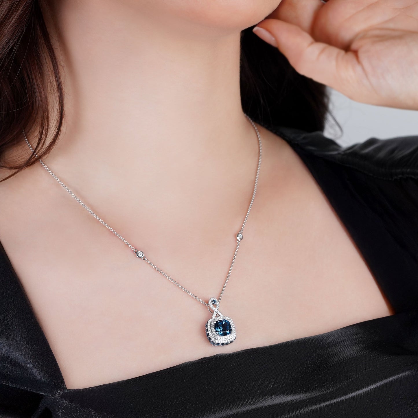 18K White Gold Necklace featuring a stunning Natural Diamond and London Blue Topaz stones