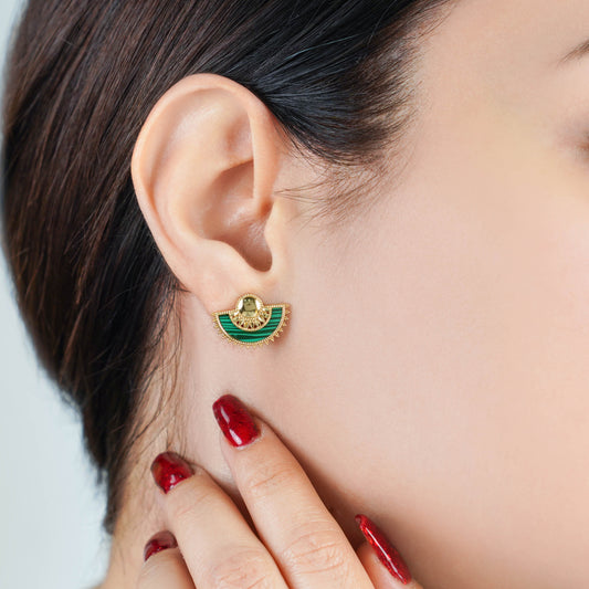 أقراط من الذهب الأصفر عيار 18 قيراطًا مرصعة بأحجار الملاكيت من مجموعة شناف