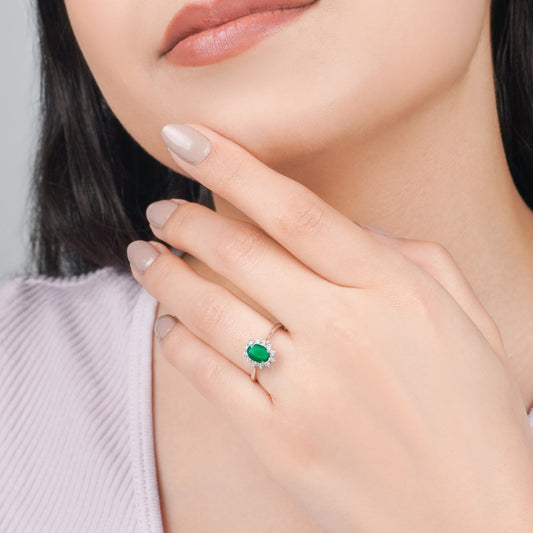 18K White Gold Ring Oval Emerald and Diamonds - Diana Collection