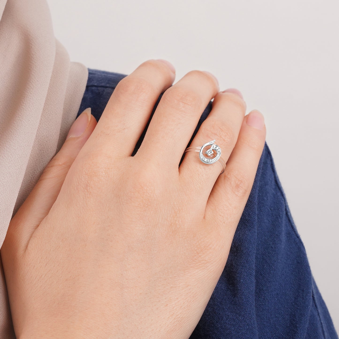 18K White Gold Floating Ring Noon Letter with Natural Diamonds