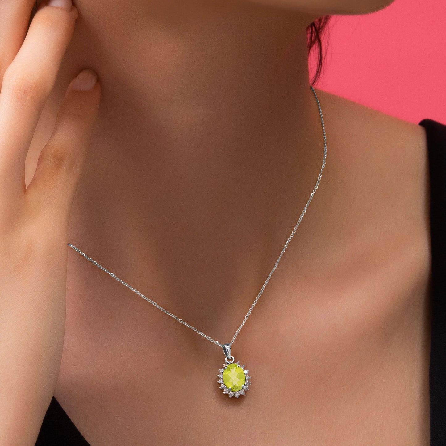 قلادة من الذهب الأبيض مرصعة بالألماس وحجر الزبرجد الطبيعي