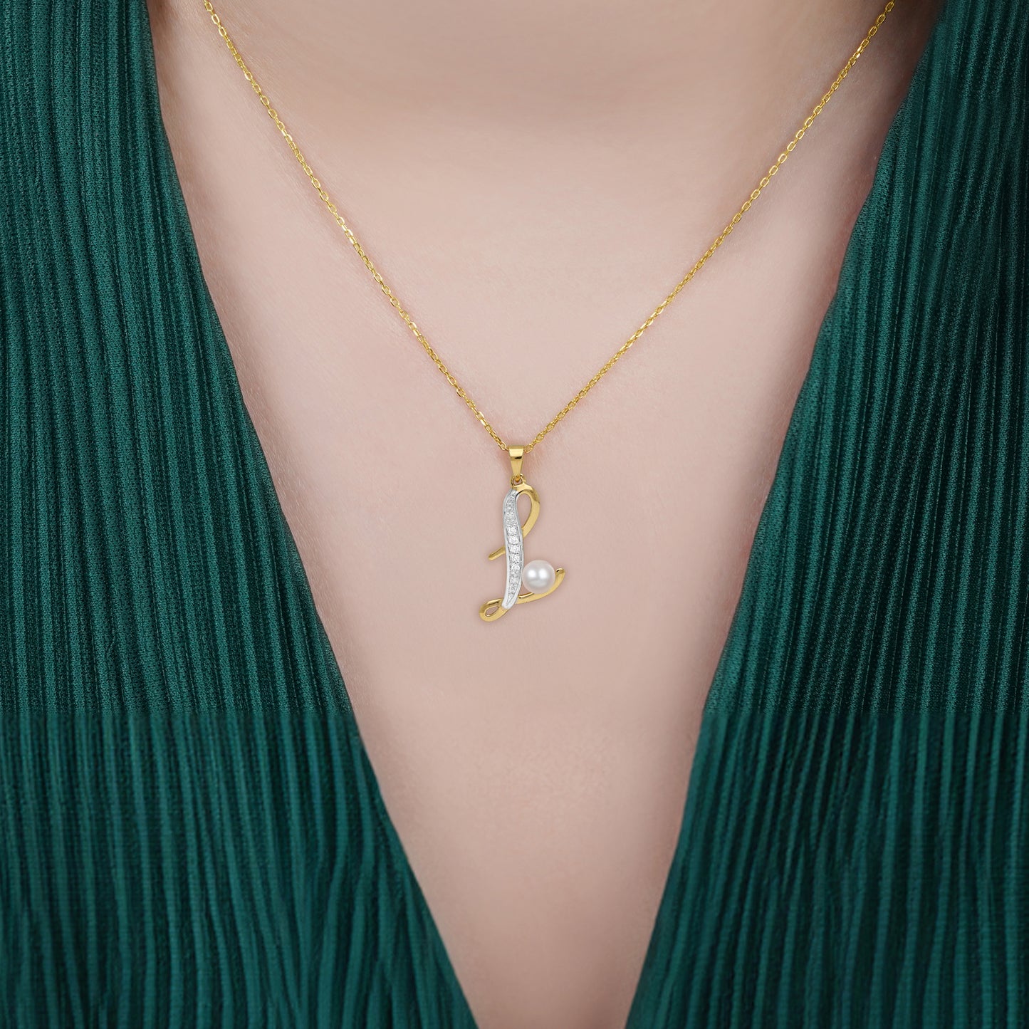 سلسلة من الذهب الأصفر عيار 18 قيراطًا مع قلادة على شكل حرف "L" مزينة بالألماس الطبيعي واللؤلؤ